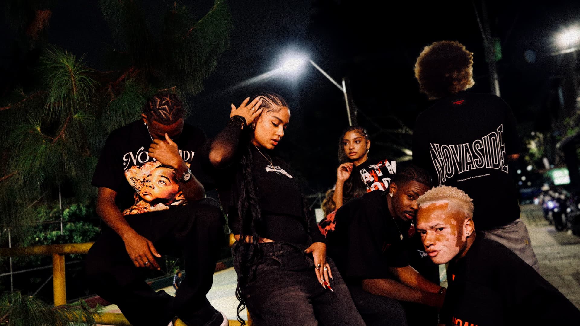 Campaña NOVASIDE: prendas negras y estampados de la marca en una sesión urbana nocturna
