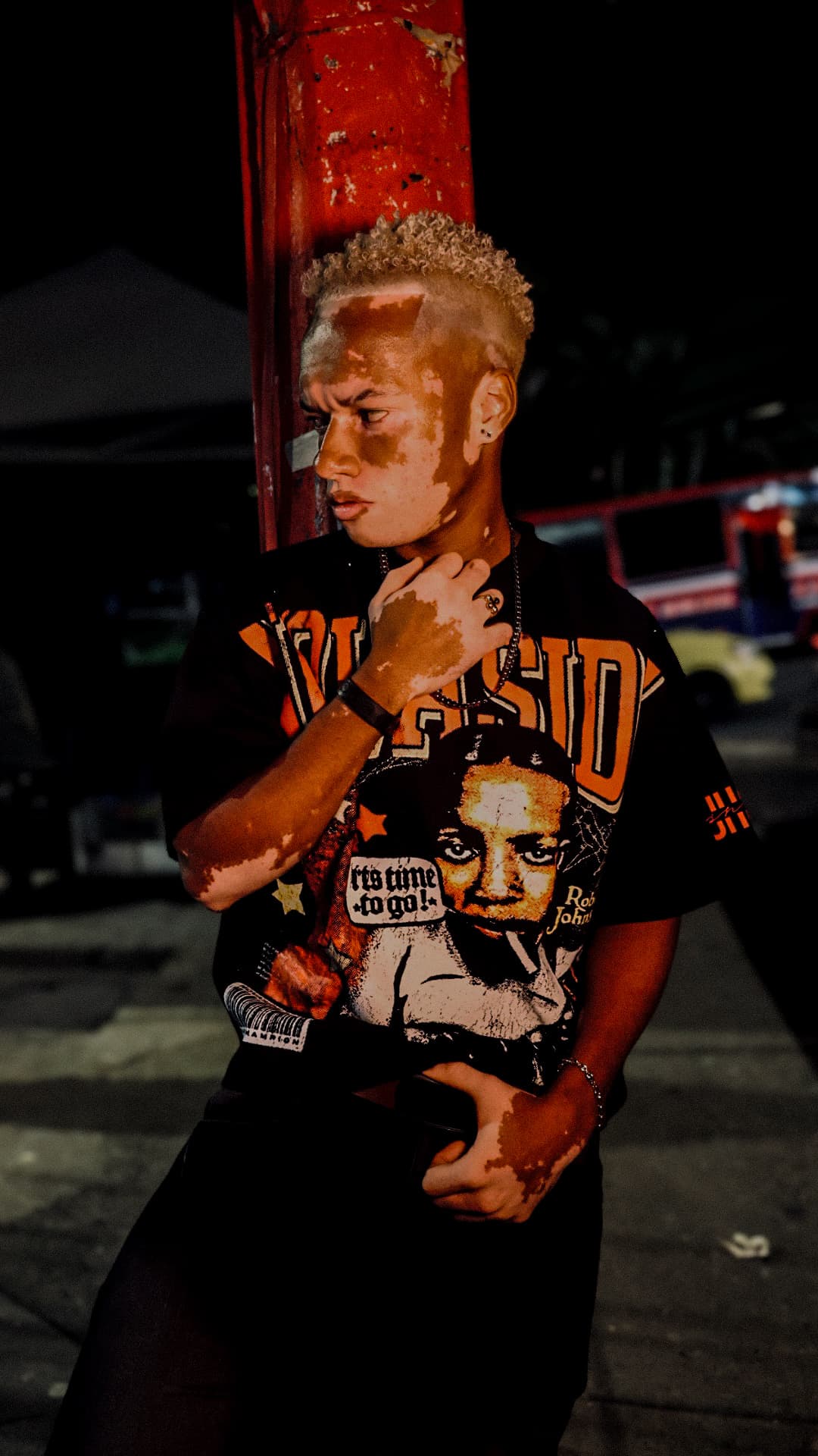 Retrato de modelo con camiseta negra NOVASIDE de estampado naranja
